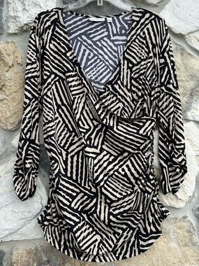 Susan Graver Top Size L Faux Wrap Flattering Modern Career Wear Statement Print